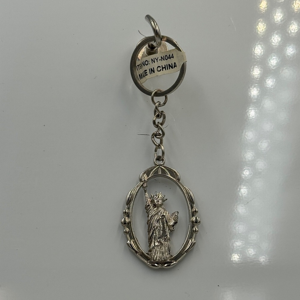 Statue of Liberty New York City Souvenir Keychain‎ Silver Tone Oval NY-N044